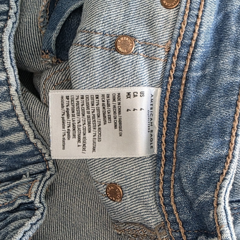 American Eagle Outfitters Light Wash Denim Easy Shortie Roll-Cuff Shorts - Picture 3 of 6